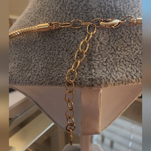 Elegant Gold Tone Shell Pendant Necklace - Picture 4 of 6